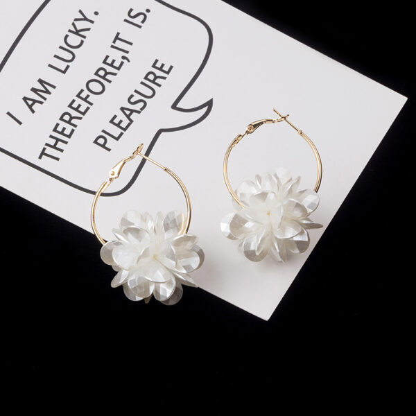 Wholesale Three-dimensional Flower Pearl Alloy Earrings