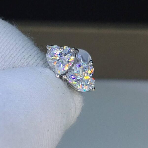 Wholesale of White Copper Studded Diamond Colored Heart-shaped Earrings