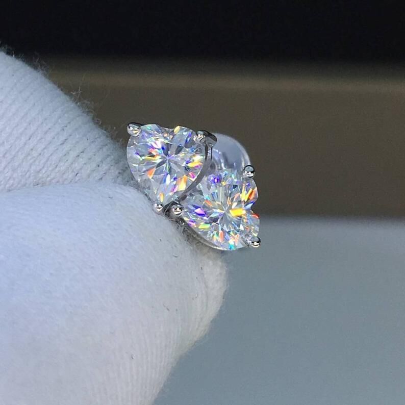 Wholesale of White Copper Studded Diamond Colored Heart-shaped Earrings