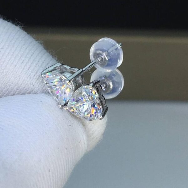 Wholesale of White Copper Studded Diamond Colored Heart-shaped Earrings