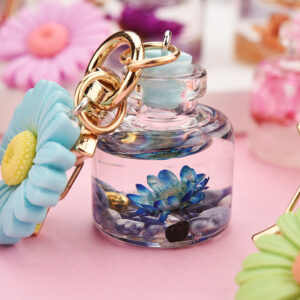 Wholesale Moon Buckle Small Chrysanthemum Oil Quicksand Acrylic Keychains