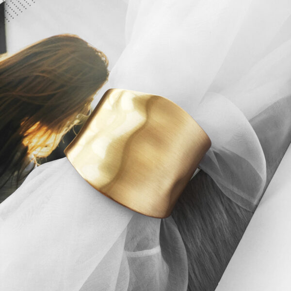 Wholesale Wide Side Spring Buckle Alloy Bracelet