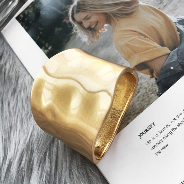 Wholesale Wide Side Spring Buckle Alloy Bracelet