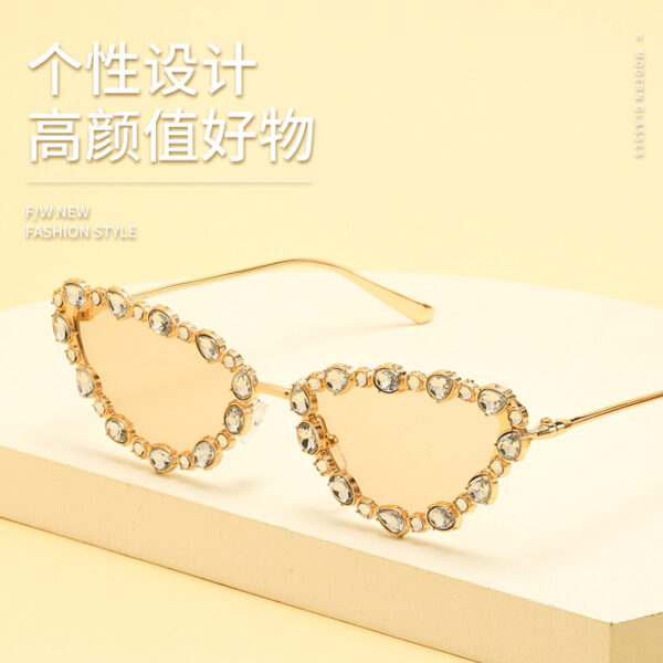 O1CN010HV82X1RszXfKqHn2_2216245662168-0-cib Wholesale Diamond Small Frame PC Sunglasses