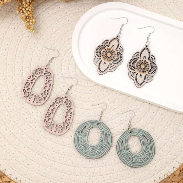 O1CN012Lg3Wt1ftMfwxrCHK_3172764064-0-cib Wholesale Western Style Butterfly Bee Flower Pattern Wooden Earrings