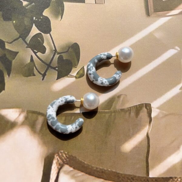 Wholesale Geometric Vintage C Acrylic Ear Studs