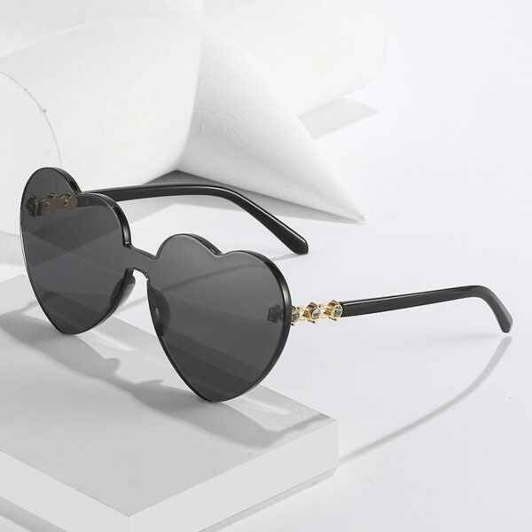 O1CN012TdR5p1f1JdHWepLn__2212082493946-0-cib Wholesale PC Frameless Heart Shaped Sunglasses