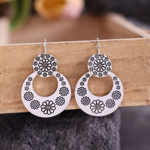 O1CN012bp17c2KhMIfpueAB_3295829588-0-cib Wholesale Vintage Cutout Moon ALlloy Earrings