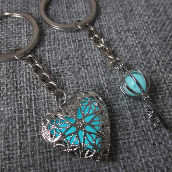 O1CN013xzyaT1nr5grj2hYy_2212841575142-0-cib Wholesale Alloy Glow Heart Keychain