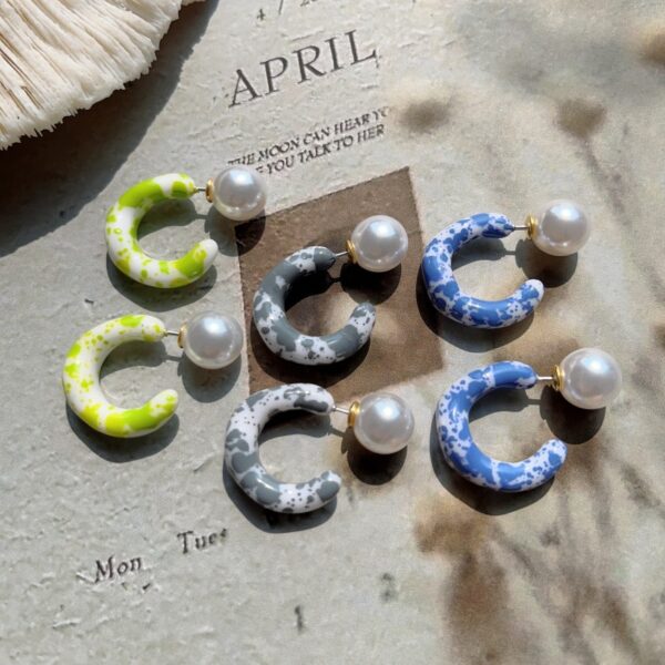 Wholesale Geometric Vintage C Acrylic Ear Studs