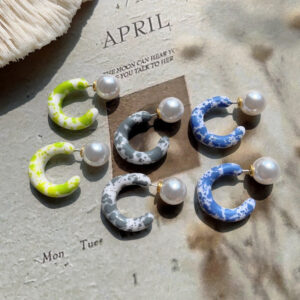 O1CN014JLAYa1MmVo1COPjB__2201231341477-0-cib Wholesale Geometric Vintage C Acrylic Ear Studs