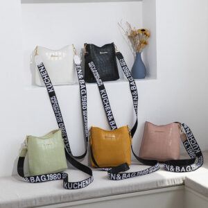 Wholesale PU Crocodile Pattern Crossbody Bag, Printed Woven Strap, Shoulder Strap, Bucket Bag