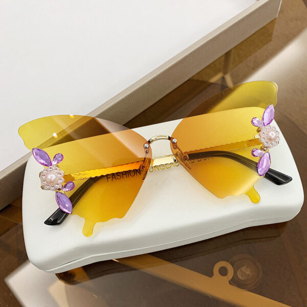 Wholesale Butterfly Shape Diamond Large Frame PC Sunglasses