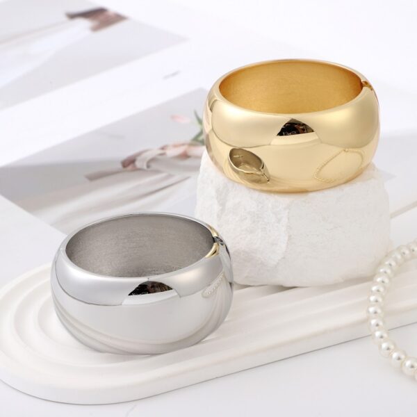 Wholesale Alloy Electroplating Exaggerated Large Smooth Bracelet