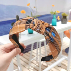 [Dotted lines] light yellow