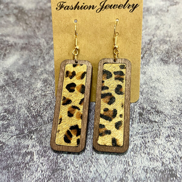 O1CN01BEglSz1zp31xNg96d_2215459036762-0-cib Wholesale Western Leopard Print Minimalist Bar Leather Retro Geometric Texture Inlaid Earrings