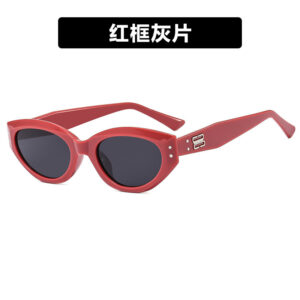 Figure / red and gray wine slices