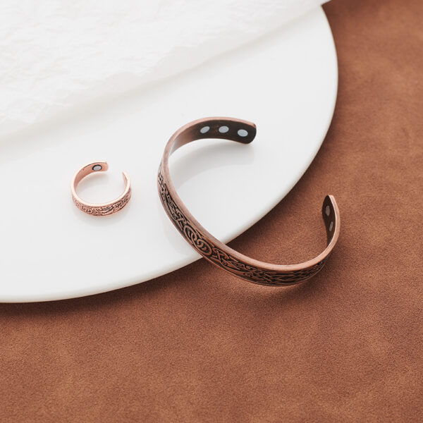 O1CN01BRgquV1qpf8v8ZEcw_2207812985545-0-cib Wholesale Vintage Red Copper Magnet Simple Bracelet