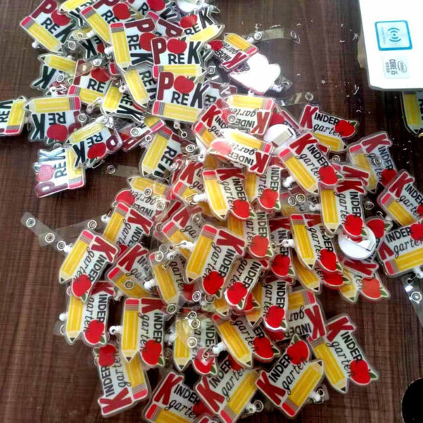 O1CN01CKIsjA1yWtjRG2Ulm__2215124666587-0-cib Wholesale Acrylic Teacher Badge Retractable Keychain ID Card Cover Easy Pull Buckle