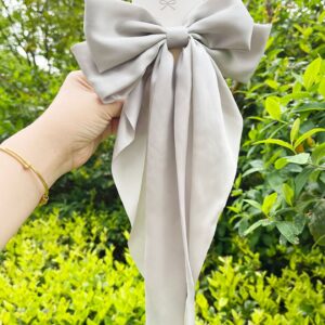 Grey-scarf bow