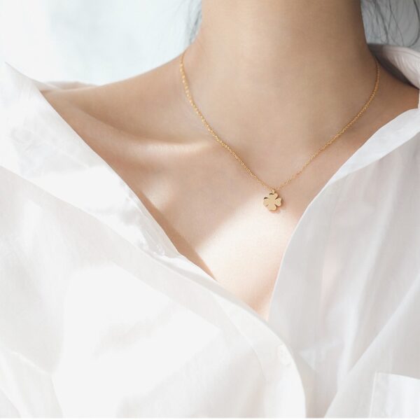 O1CN01DWvJmj20XTYqOuskN_2217677156859-0-cib Wholesale 18K Four-leaf Clover Titanium Clavicle Chain
