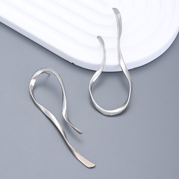 Wholesale Exaggerated Asymmetrical Linear Alloy Earrings