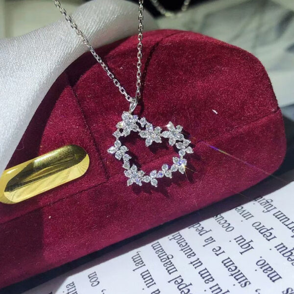 O1CN01FUCjUf1jNXI5WpS7w_3551054536-0-cib Wholesale Heart Shaped Flowers Inlaid Diamond Zircon Necklaces