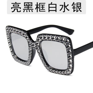 Figure / Bright Black Frame White Mercury