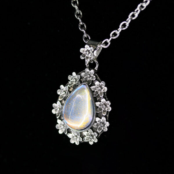 Wholesale Boho Vintage Flower Imitation Moonstone Necklace