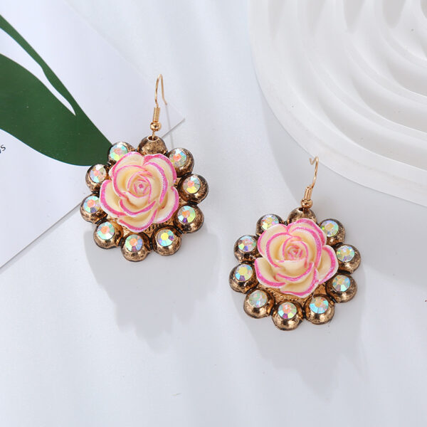 O1CN01GxX2ap2LDsVuGWvk7_2206398079659-0-cib Wholesale Alloy Diamond Resin Floral Vintage Earrings