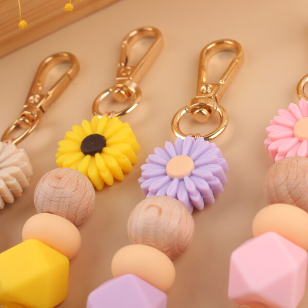 O1CN01HG18x21NrNfdxoOSG_2214899881623-0-cib Wholesale Silicone Cartoon Daisy Keychains