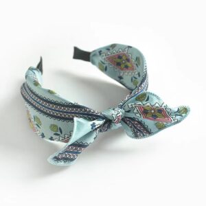 Square scarf blue bow