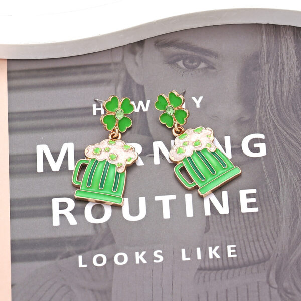 O1CN01JmTOEM2JjMVStPbxs_3025409457-0-cib Wholesale St. Patrick's Four-leaf Clover Alloy Oil-drip Diamond Beer Mug Earrings