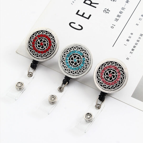 O1CN01L7xDdn1Nxn3PdBLTS_2676091637-0-cib Wholesale Retro Hollow Flower Diamond Retractable Alloy Keychain