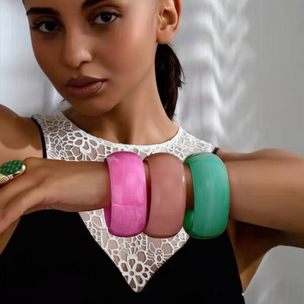 Wholesale Wide Circular Colorful Jelly Colored Dynamic Acrylic Resin Eco-friendly Bracelet