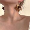 O1CN01MOdkQG1NU1W2v8uZ6_2810171572-0-cib Wholesale Gardenia White Coffee Retro Flower Metal Earrings