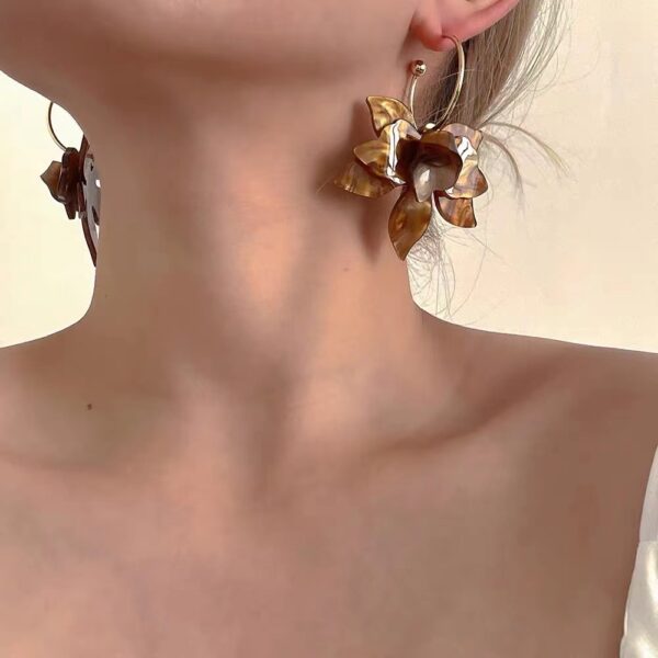 O1CN01MOdkQG1NU1W2v8uZ6_2810171572-0-cib Wholesale Gardenia White Coffee Retro Flower Metal Earrings