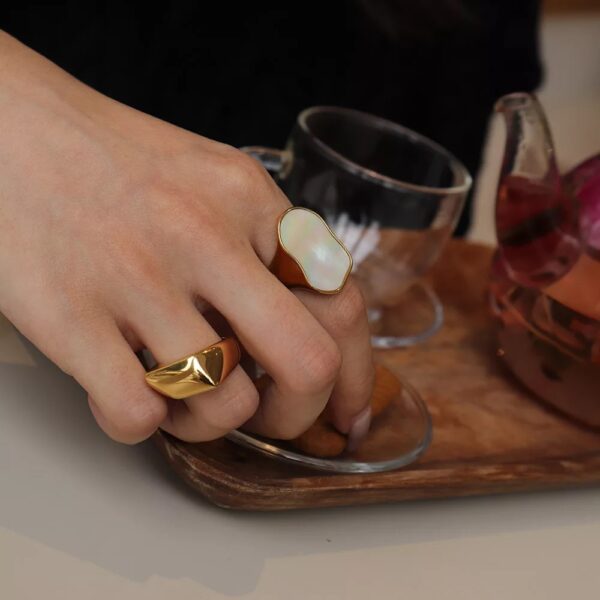 Wholesale 18k Real Gold Plating Freshwater Shell Titanium Steel Ring