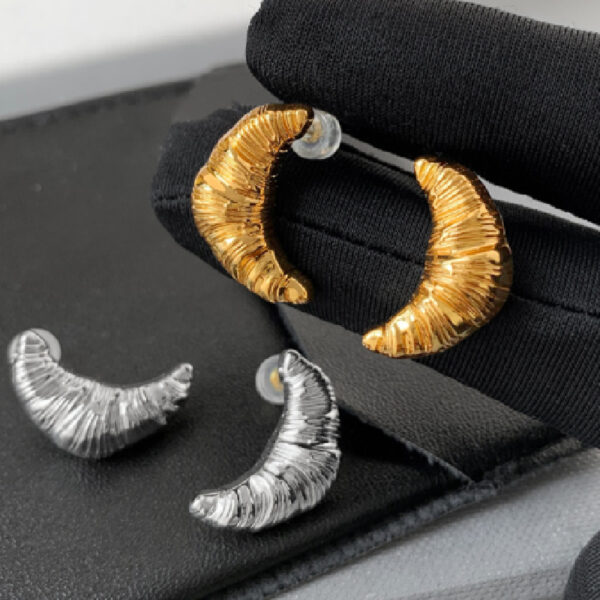 O1CN01QVNWvD22lKfJXsBAs_986567160-0-cib Wholesale Bull Horn Bag Moon Alloy Earrings
