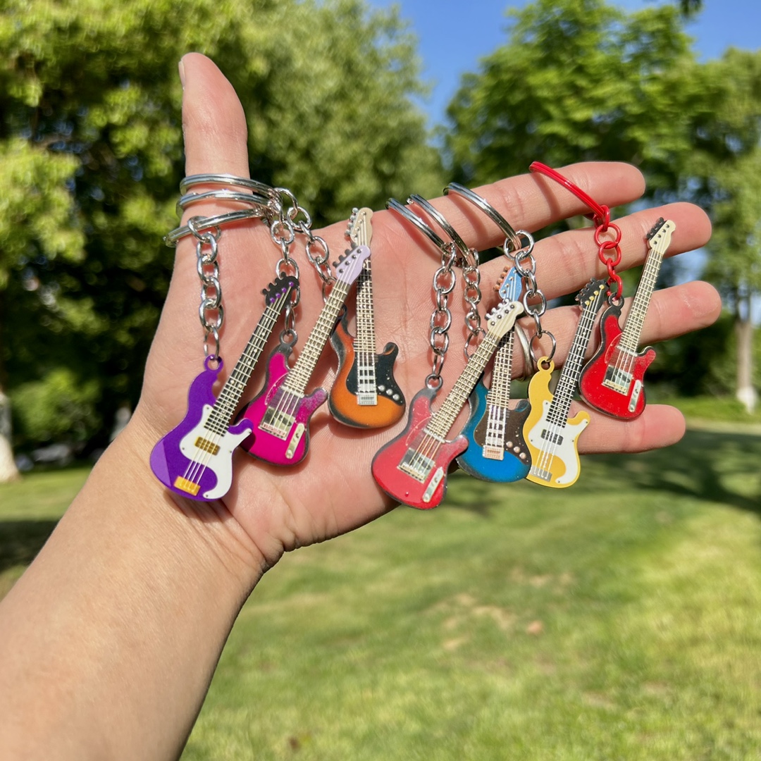 Wholesale cross-border European and American metal stainless steel guitar keychain color hip hop popular personality musical instrument pendant
