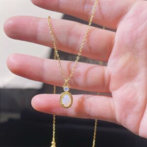 High-grade translucent milky white stone / Gold-plated copper