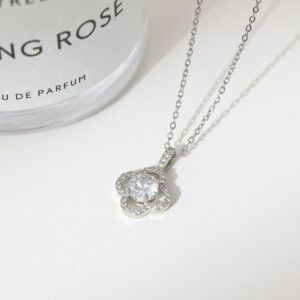 Four-leaf clover single diamond necklace
