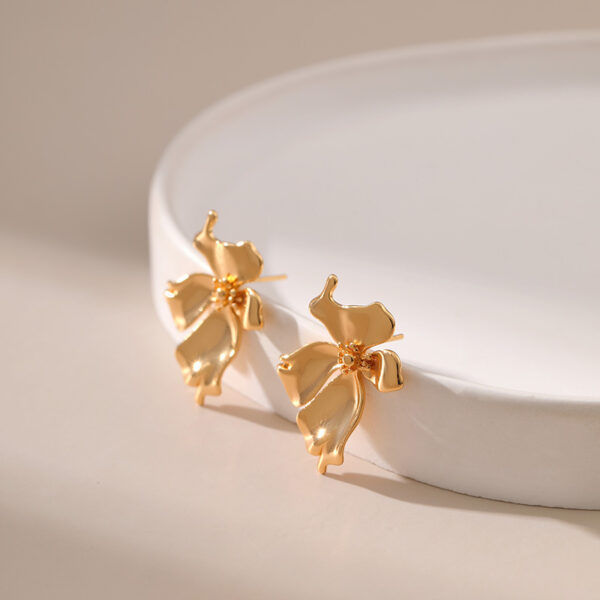 Wholesale Irregular Floral Shape Gold Plated Earrings