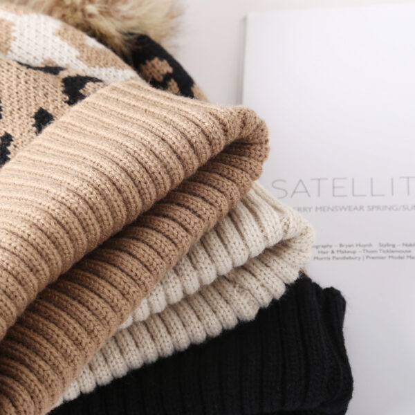 O1CN01UBnO5r25M5XiYxlcG_2206362717511-0-cib Wholesale Leopard Print Pompom Beanie