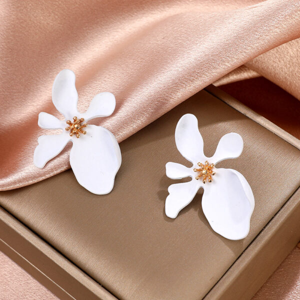 O1CN01VC6AOS1g7Yd3MsL6E_3975744095-0-cib Wholesale 3D Flower Alloy Earrings