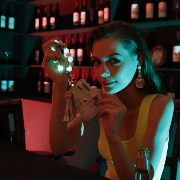 O1CN01VSfnea21cLD5cfhqs_2201220227005-0-cib-1 Wholesale Keychain Silicone Luminous Fluorescent Card Holder Wrist Keychain