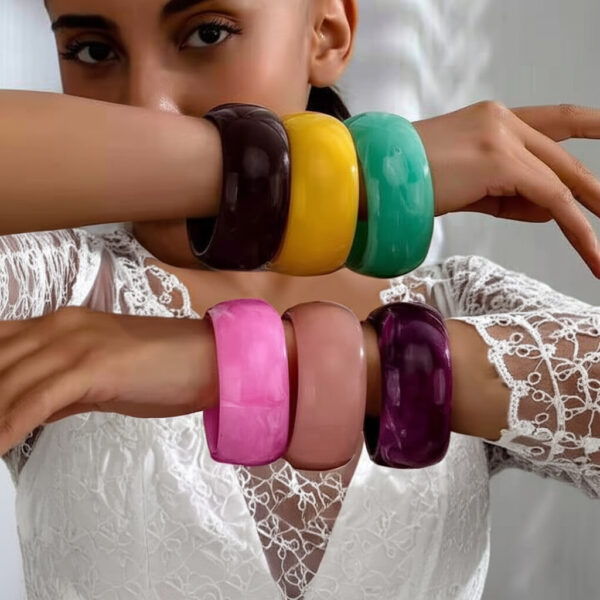 Wholesale Wide Circular Colorful Jelly Colored Dynamic Acrylic Resin Eco-friendly Bracelet