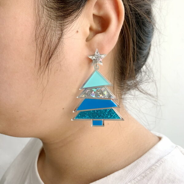 O1CN01W2KBD31ZFcKtSNQbh_1794553165-0-cib Wholesale Christmas Geometric Sequins Christmas Tree Acrylic Earrings