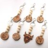 O1CN01WYTifA1bYW4Unlb1j_2216822363477-0-cib Wholesale Letter Bull Head Wooden Beads Wooden Tag Keychain