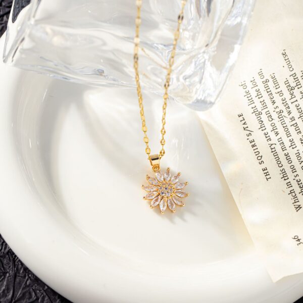 O1CN01X1Oxvx2Cxpj9X5iPo_2209035208541-0-cib Wholesale titanium steel sunflower daisy copper gold plated necklace clavicle chain titanium steel chain